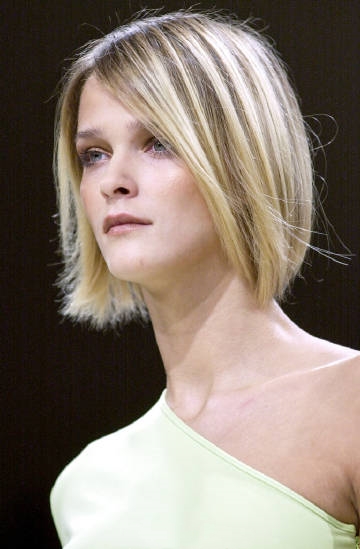 Carmen Kass和 Balmain Spring Summer 2001