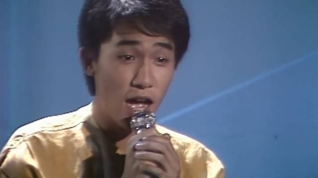 1981年21岁的梁朝伟青涩献唱《柔情常在我心间》