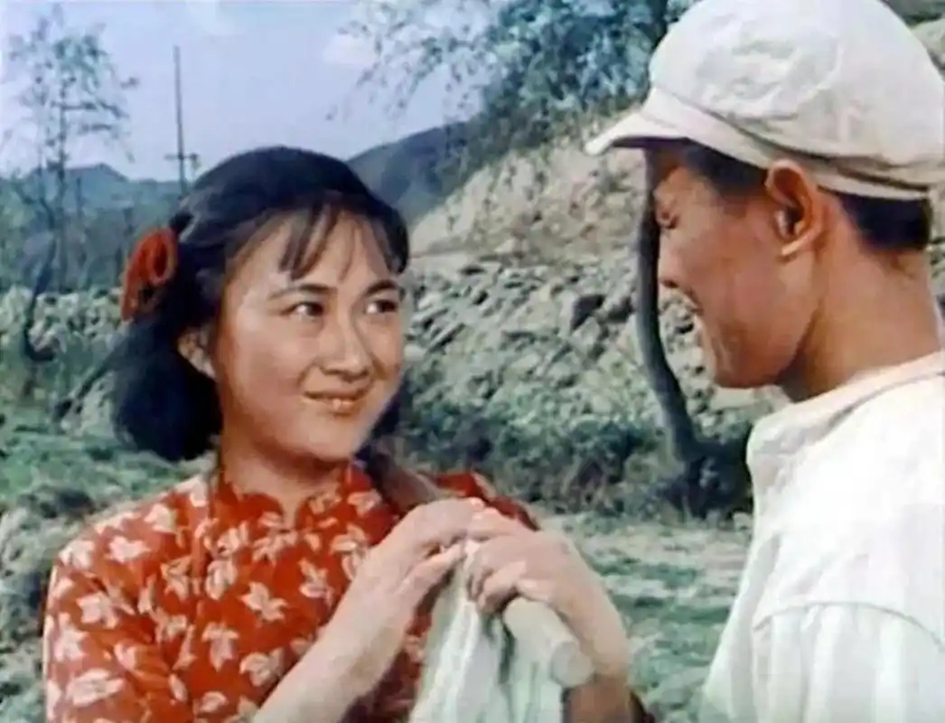 电影《我们村里的年轻人》插曲--《人说山西好风光》郭兰英