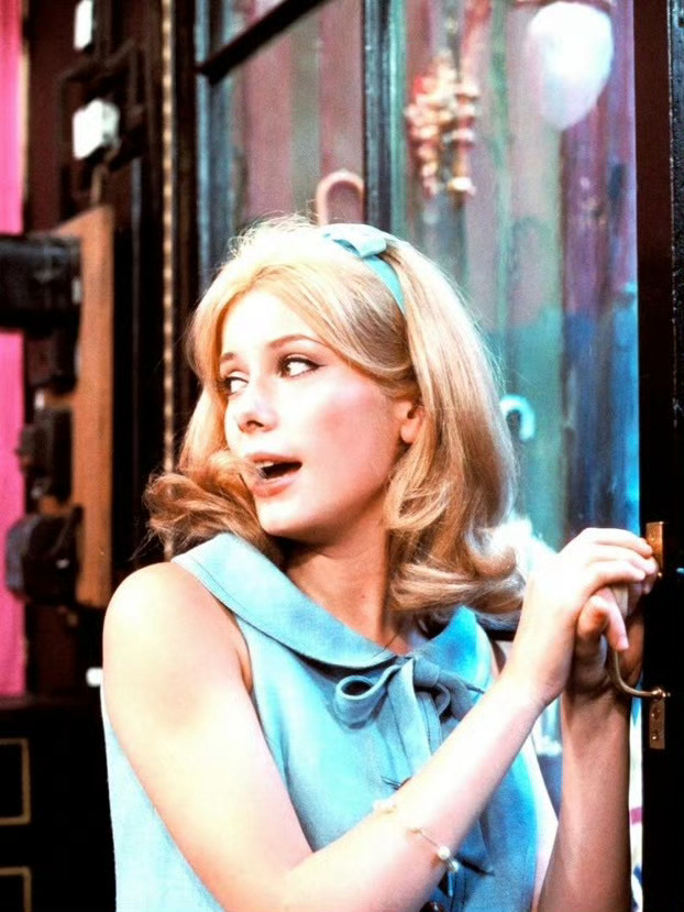1964年《瑟堡的雨伞》中的Catherine Deneuve（凯瑟琳·德纳芙）