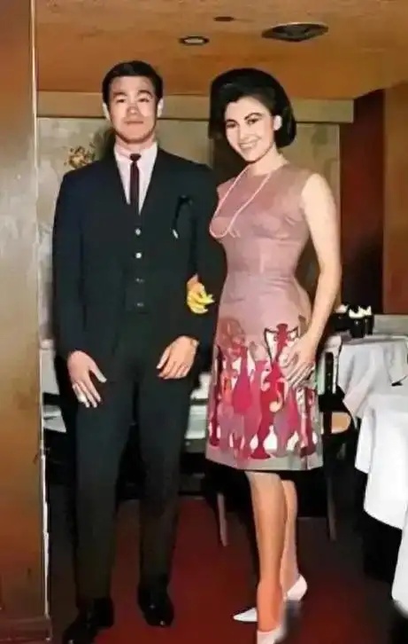 上世纪60年代，美国，李小龙担任张仲文保镖时的合影