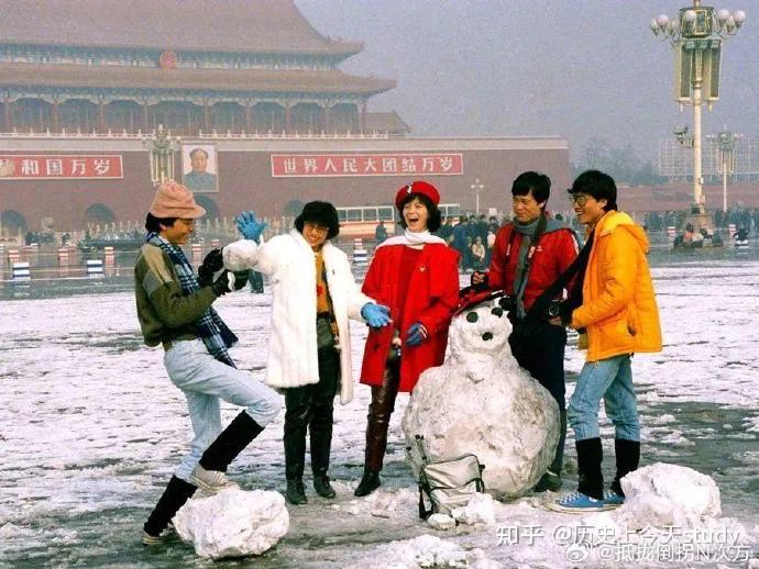 80年代，年轻人可以在天安门广场上堆雪人