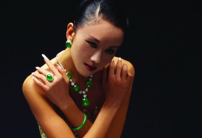 杨丽萍为七彩云南翡翠拍摄的广告
