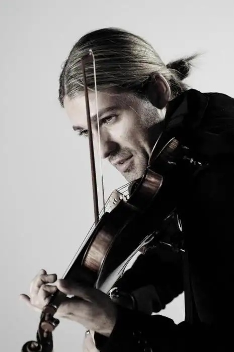 演奏《Paganini Rhapsody》的两个年轻人