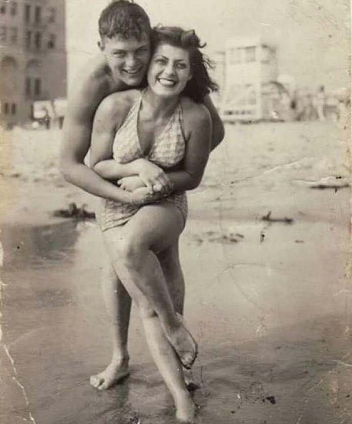 Young Couple In The 1940s.（1940的年轻夫妇照）