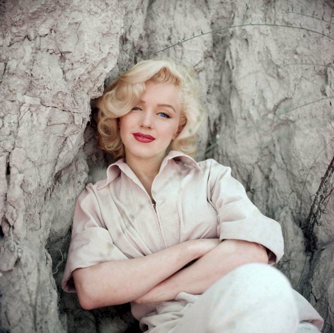Marilyn in Laurel Canyon, 1954..... &amp
