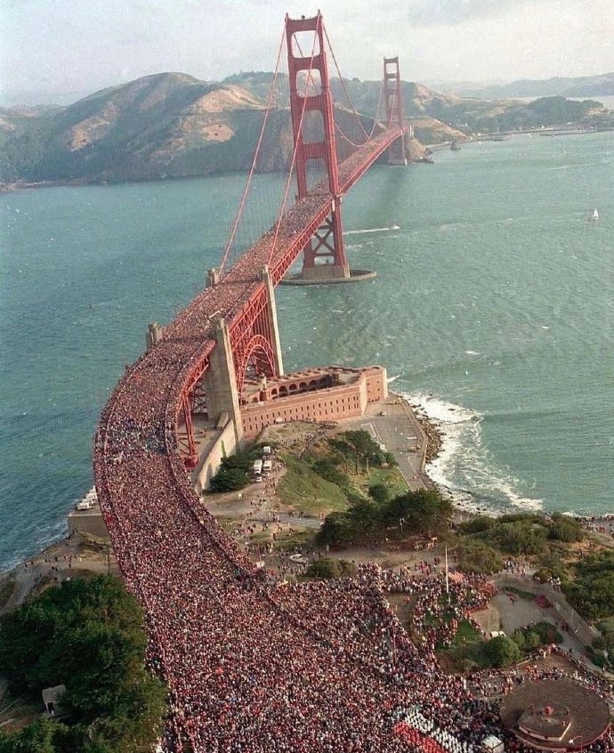 In 1987 an estimated 800,000 people floc