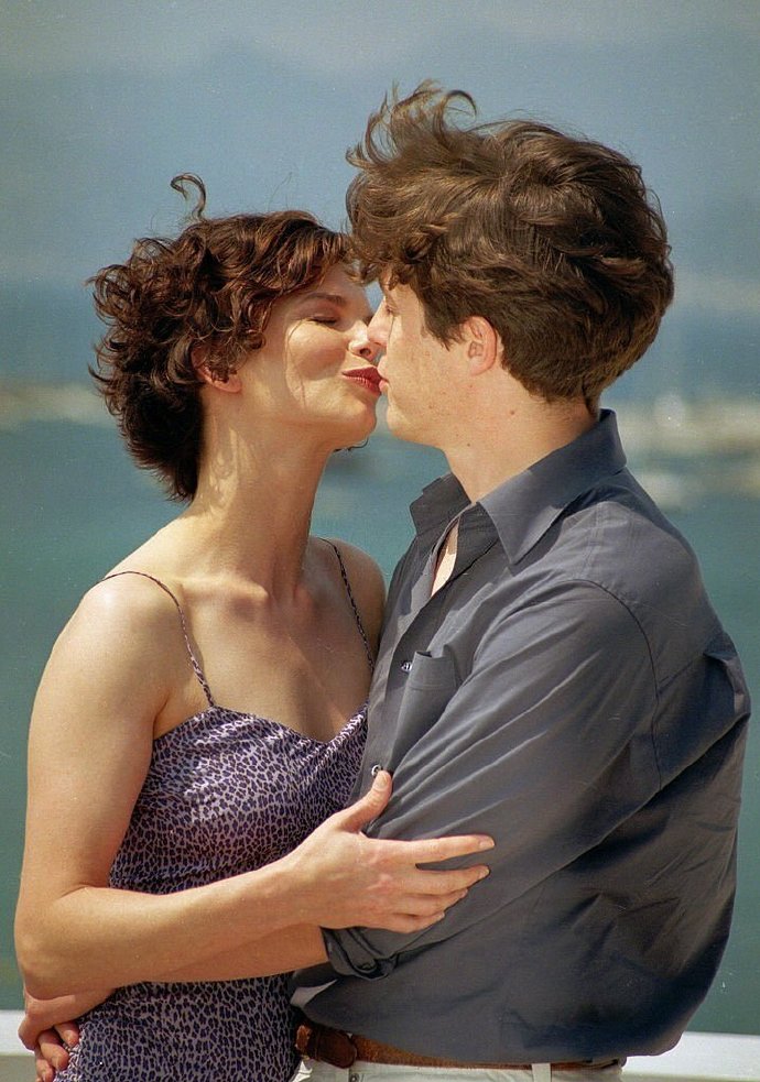 Jeanne Tripplehorn & Hugh Grant at t