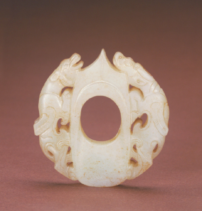 汉 白玉龙虎纹鸡心佩 北京故宫博物院