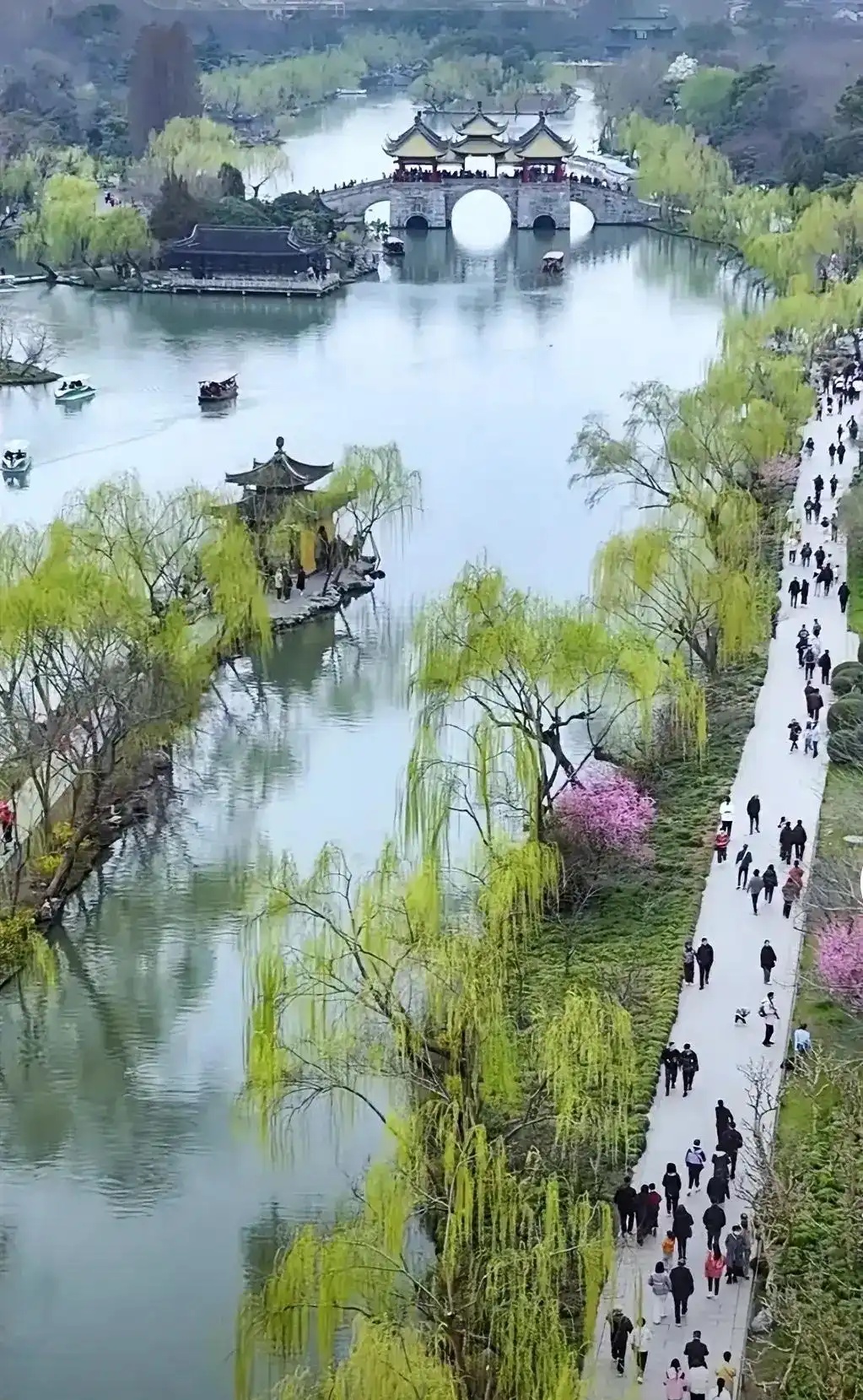 “烟花三月下扬州”中的“烟花”是什么意思？