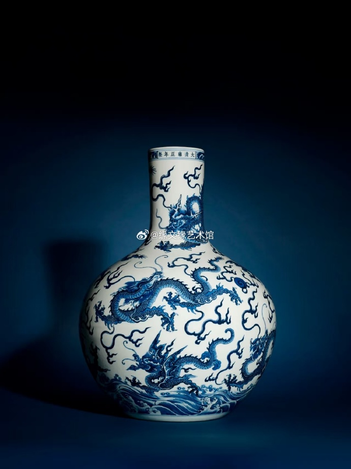 青花九龙闹海图天球瓶