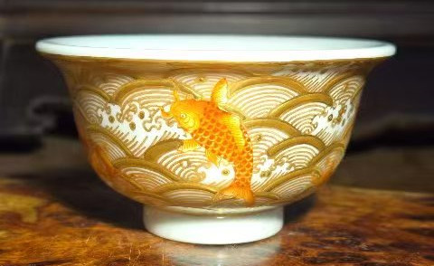 居和堂堆金矾红彩绘金海鱼跃小压手杯