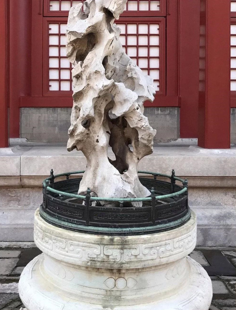 故宫博物院里，宁寿宫养性殿后的太湖石